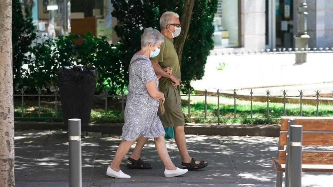  Una pareja de ancianos con mascarilla camina por la calle cogida del brazo, a 27 de julio de 2021, en Madrid, (Espa&ntilde;a). - A. P&eacute;rez Meca - Europa Press 