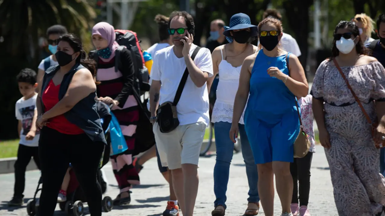  Turistas y sevillanos con y sin mascarillas por las calles de Sevilla, durante el primer d&iacute;a en el que no es obligado el uso de la mascarilla en exteriores desde el inicio de la pandemia, a 26 de junio de 2021, en Sevilla (Andaluc&iacute;a), Espa&ntilde;a. - Mar&iacute;a Jos&eacute; L&oacute;pez - Europa Press 