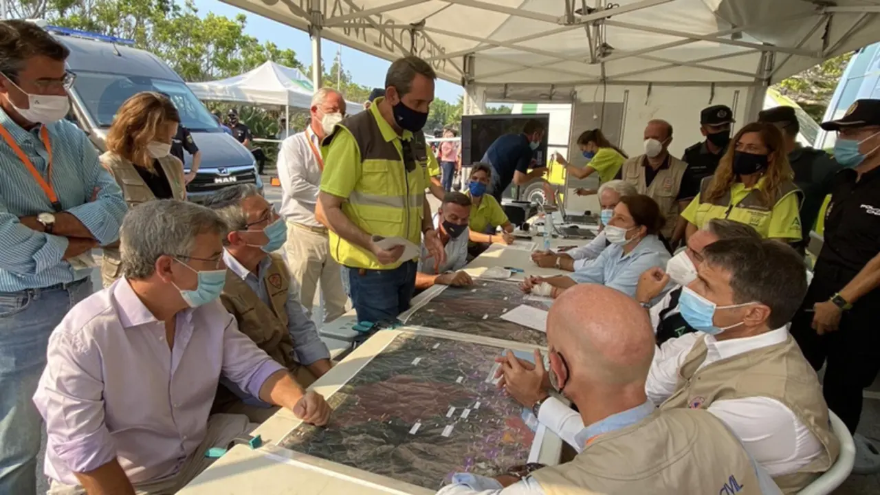  El alcalde de Estepona, Jos&eacute; Mar&iacute;a Garc&iacute;a Urbano, en el puesto de mando avanzado en su municipio por el incendio en Sierra Bermeja - ESTEPONA 