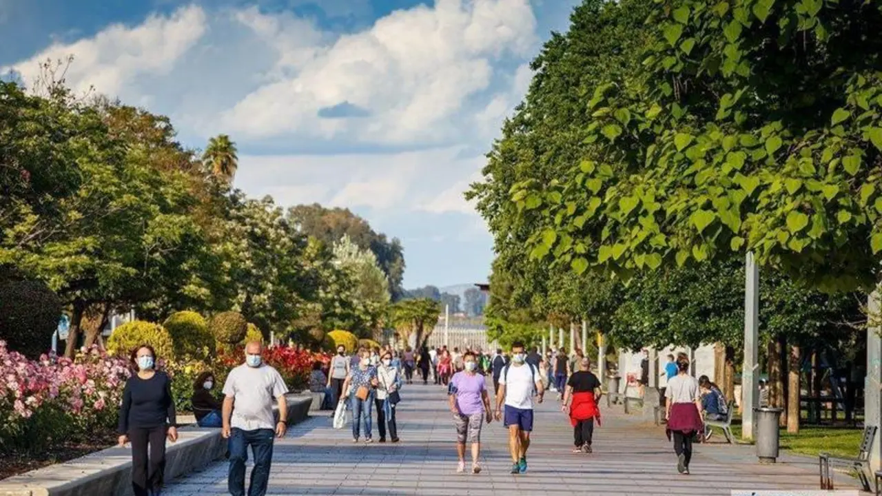  Gente paseando en el Vial Norte. | Jos&eacute; Le&oacute;n. 
