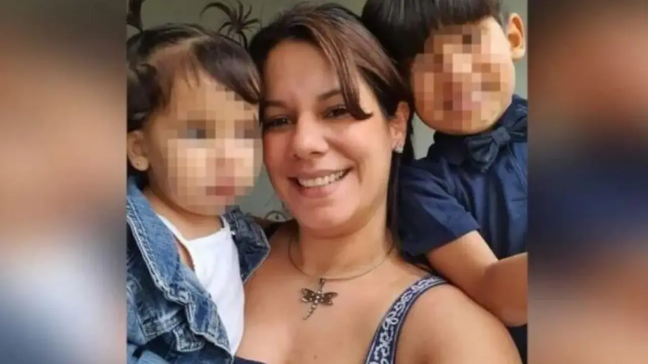  Menores junto a la madre fallecida 