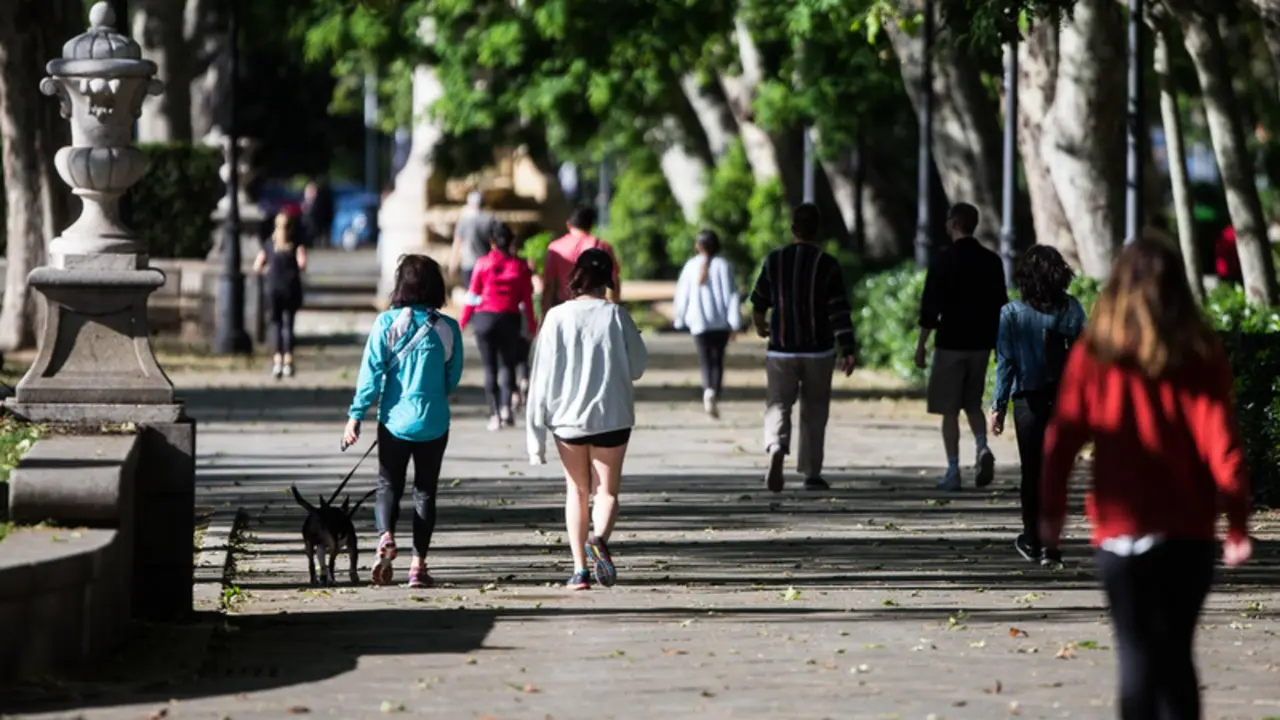  Gente paseando por el parque 
