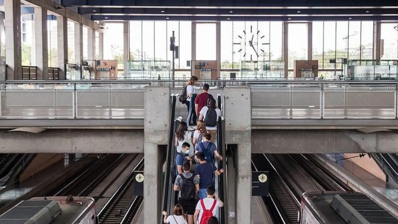  Grupo de personas subiendo por unas escaleras de la estación de trenes de Córdoba / Pilar Gázquez. 