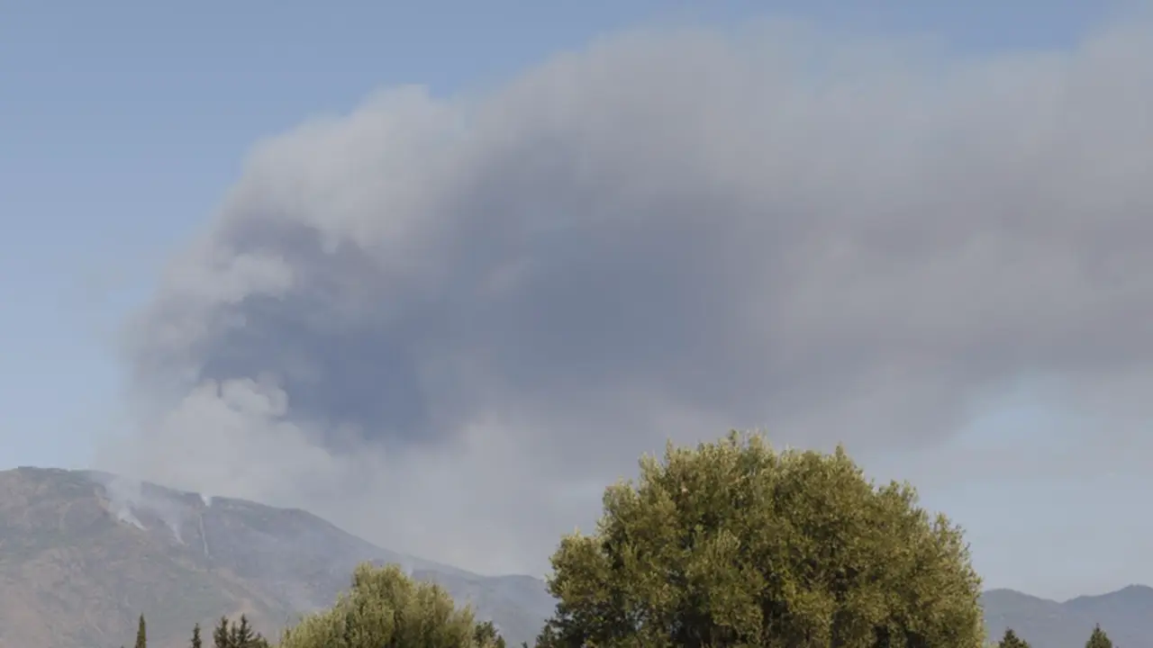 Los medios a&eacute;reos y terrestres contin&uacute;an elucha contra el fuego en Sierra Bermeja - &Aacute;lex Zea - Europa Press 