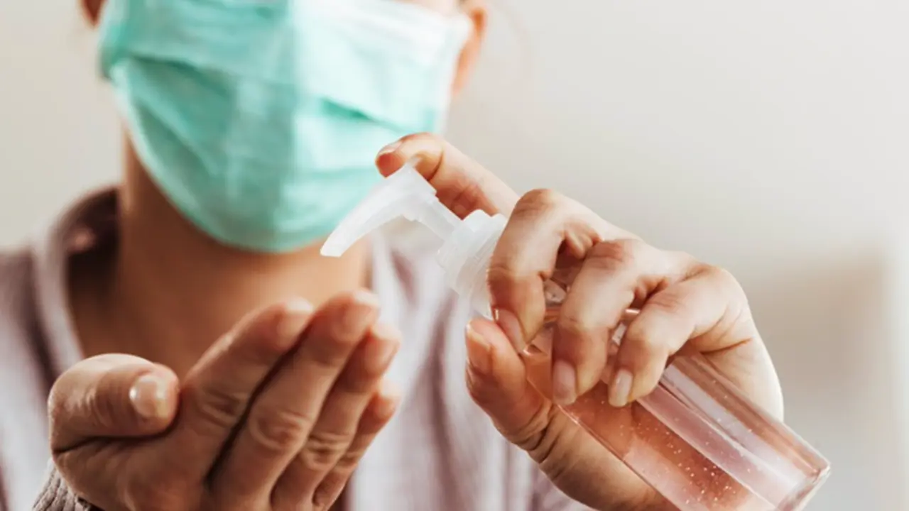  Archivo - Mujer con mascarilla y gel hidroalcoh&oacute;lico. - DRAZEN ZIGIC - Archivo 