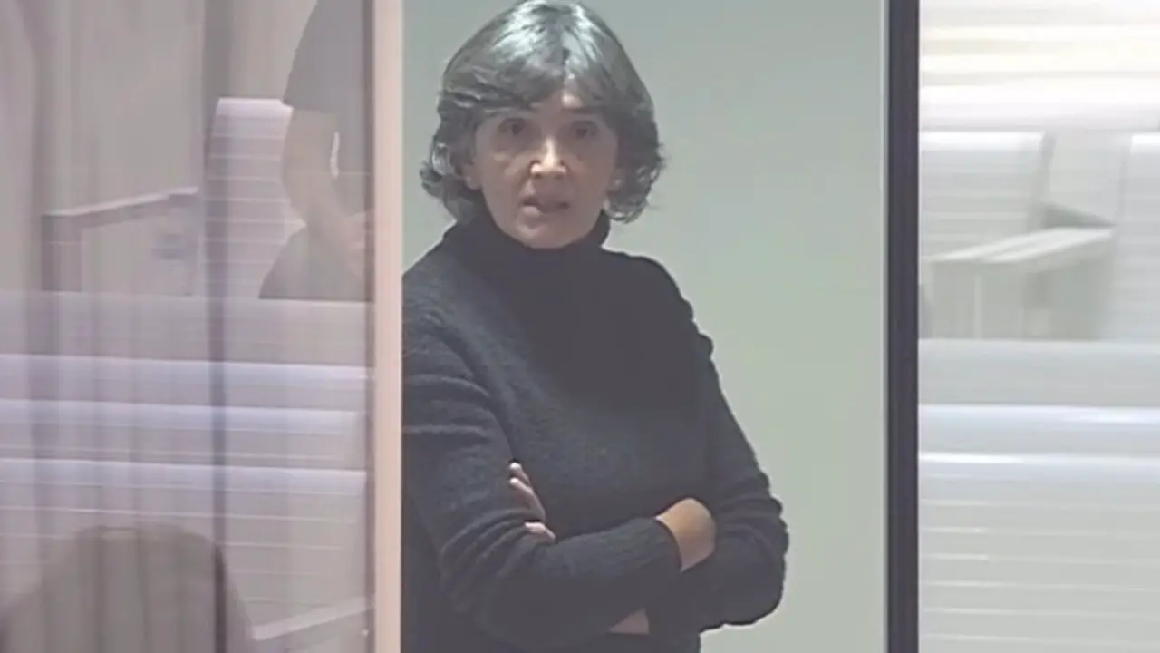  La exjefa de ETA Mar&iacute;a Soledad Iparraguirre, alias 'Anboto', ha aceptado este martes una condena de 15 a&ntilde;os de prisi&oacute;n por presuntamente dar la orden de atentar contra Juan Carlos I con ocasi&oacute;n de su asistencia a la inauguraci&oacute;n del Museo Guggenheim de Bilbao el 18 de octubre de 1997.

La defensa de 'Anboto' ha llegado a un acuerdo de conformidad con la Fiscal&iacute;a, que solicitaba una pena de 27 a&ntilde;os de prisi&oacute;n. Finalmente, la que fuera jefa de la banda terrorista ha aceptado 9 a&ntilde;os por un delito contra la Corona con finalidad terrorista y 6 por otro de dep&oacute;sito de armas de guerra.

El juicio ha arrancado pasadas las 13:00 horas en la Audiencia Nacional varios meses despu&eacute;s de que se suspendiese su celebraci&oacute;n, inicialmente prevista para el mes de marzo. 