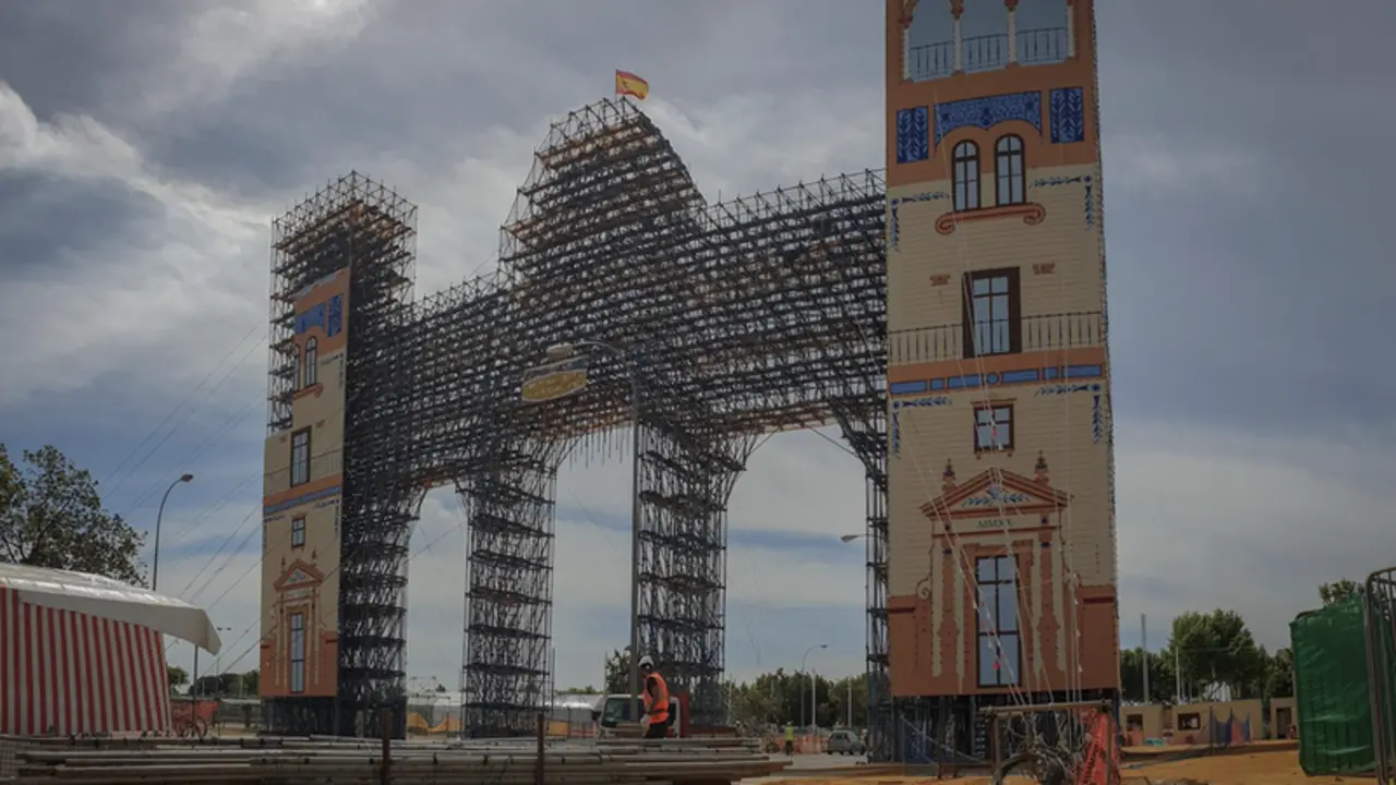  Archivo - Imagen de archivo de operarios trabajando en el desmontaje de la portada de la Feria de Abril de 2020, suspendida por la pandemia - Mar&iacute;a Jos&eacute; L&oacute;pez - Europa Press - Archivo 