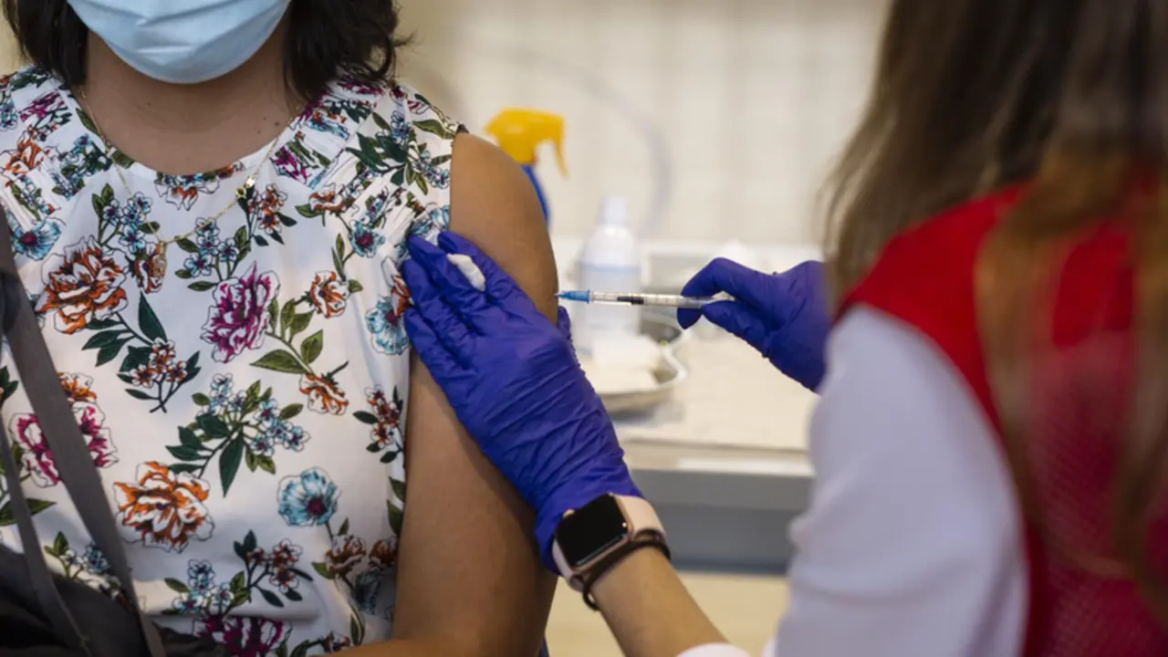  Una voluntaria de Cruz Roja administra una dosis de la vacuna contra el Covid-19 a un estudiante universitario en el campus de Ciudad Universitaria, a 14 de septiembre de 2021, en Madrid, (Espa&ntilde;a). Hoy arranca en la Comunidad de Madrid la vacunaci&oacute;n frent - Alejandro Mart&iacute;nez V&eacute;lez - Europa Press 