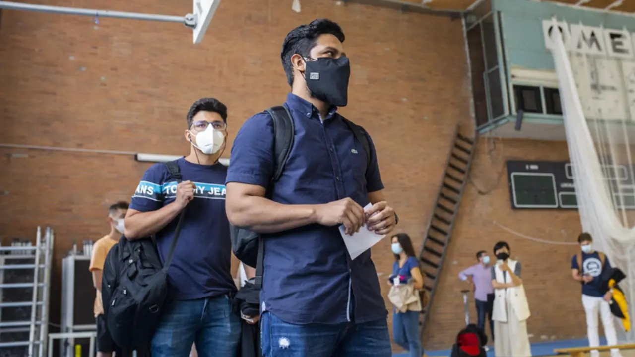  Dos estudiantes esperan la cola para ser vacunados contra el Covid-19, en el campus de Ciudad Universitaria, a 14 de septiembre de 2021, en Madrid, (Espa&ntilde;a). - Alejandro Mart&iacute;nez V&eacute;lez - Europa Press 