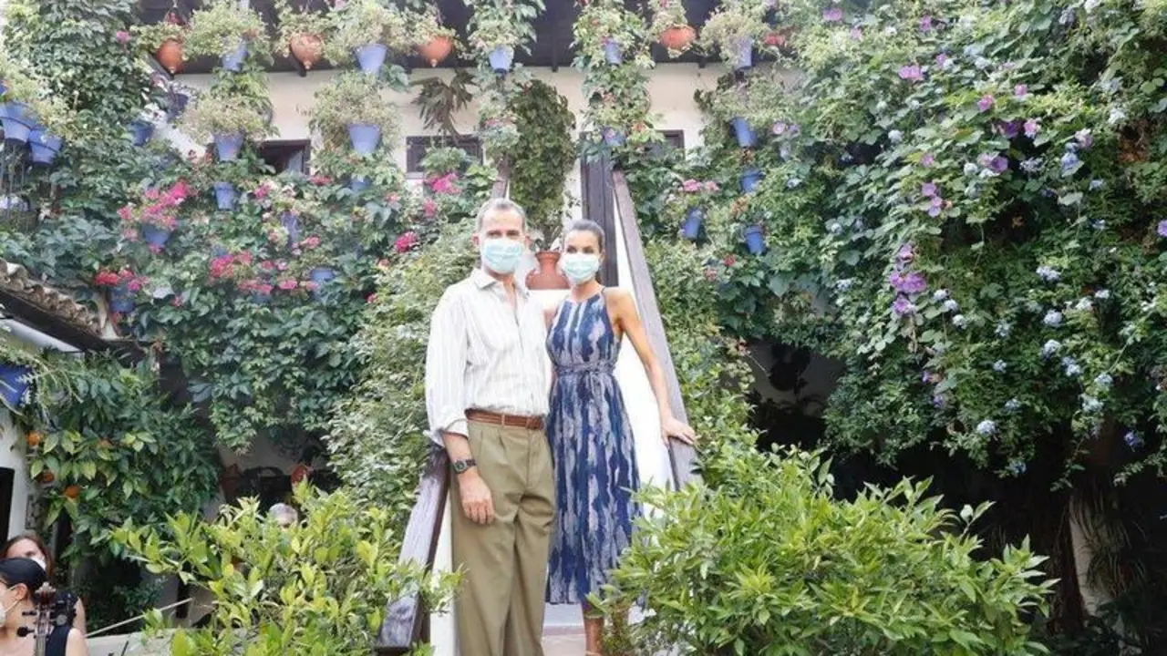  Los Reyes de Espa&ntilde;a, Felipe VI y Do&ntilde;a Letizia, en una visita a los patios de C&oacute;rdoba el a&ntilde;o pasado. 