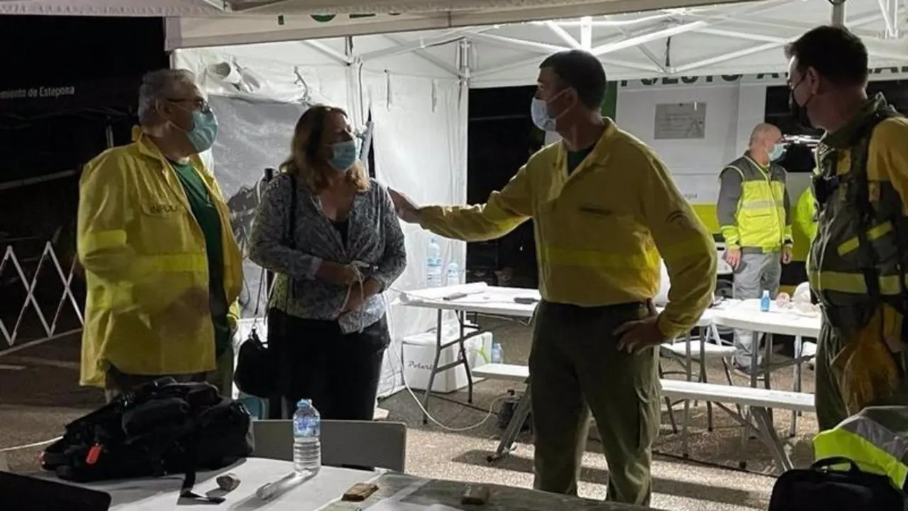  La consejera y el director del Plan Infoca en el Puesto de Mando Avanzado tras la declaraci&oacute;n de incendio de Sierra Bermeja controlado - JUNTA 