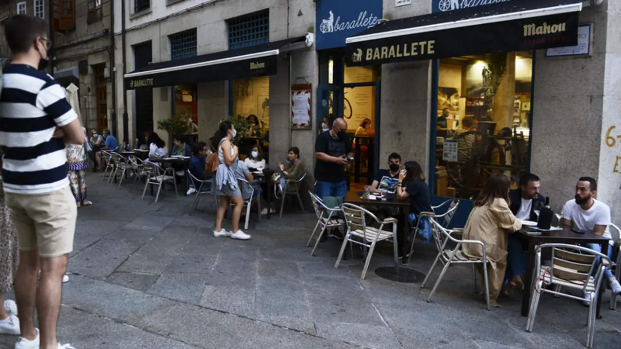  Archivo - Bares y restaurantes en el casco hist&oacute;rico de Orense durante el primer d&iacute;a de restricciones en la hosteler&iacute;a de los municipios que se encuentren en niveles m&aacute;ximos y altos de restricciones por coronavirus, a 24 de julio de 2021, en Ourense, Gali - Rosa Veiga - Europa Press - Archivo 