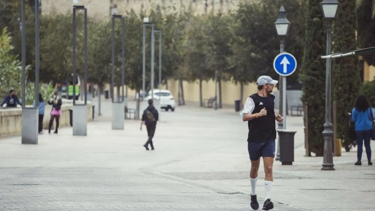  Deportsita en el Paseo de la Ribera. 