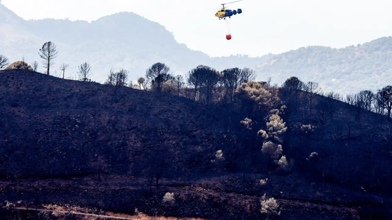  Helic&oacute;ptero contra incendio en la zonas quemadas por el incendio de Sierra Bermeja, en el &aacute;rea de Puerto de Pe&ntilde;as Blancas a 14 de septiembre 2021 en Estepona (M&aacute;laga) Andaluc&iacute;a - &Aacute;lex Zea - Europa Press 