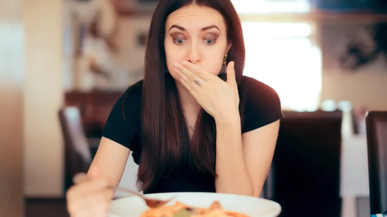  Archivo - Sentar mal la comida, vomitar. - NICOLETAIONESCU - Archivo 