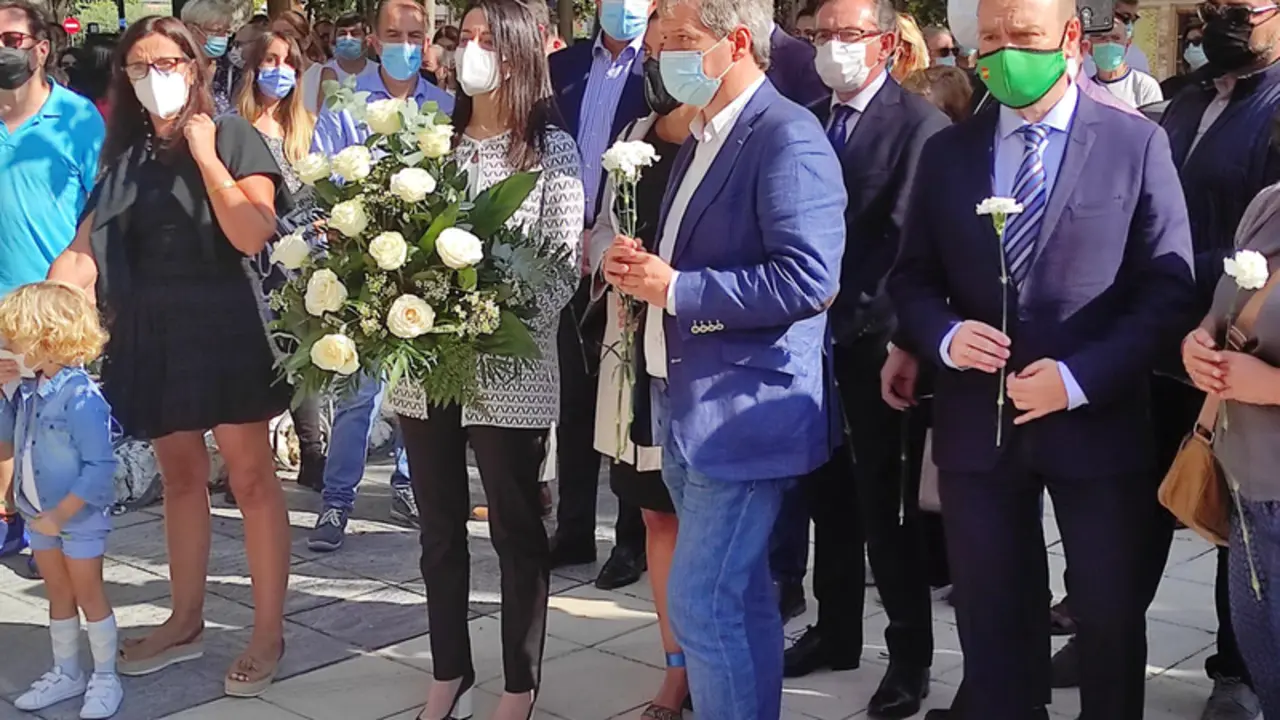  La l&iacute;der de Cs, In&eacute;s Arrimadas, en la ofrenda floral organizada en Zaragoza por la Asociaci&oacute;n de V&iacute;ctimas del Terrorismo (AVT) en protesta por los actos en apoyo al etarra Henri Parot. - EUROPA PRESS 
