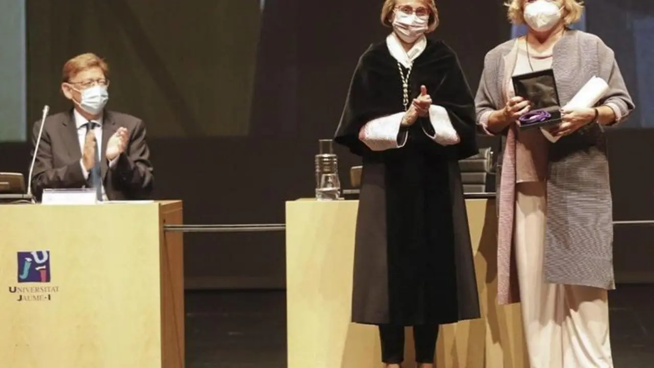  Momento de entrega de la Medalla de Oro de la Universitat Jaume I, por parte de la rectora, Eva Alc&oacute;n, a la presidenta del CSIC, Rosa Men&eacute;ndez.: Delegaci&oacute;n del CSIC en Valencia 
