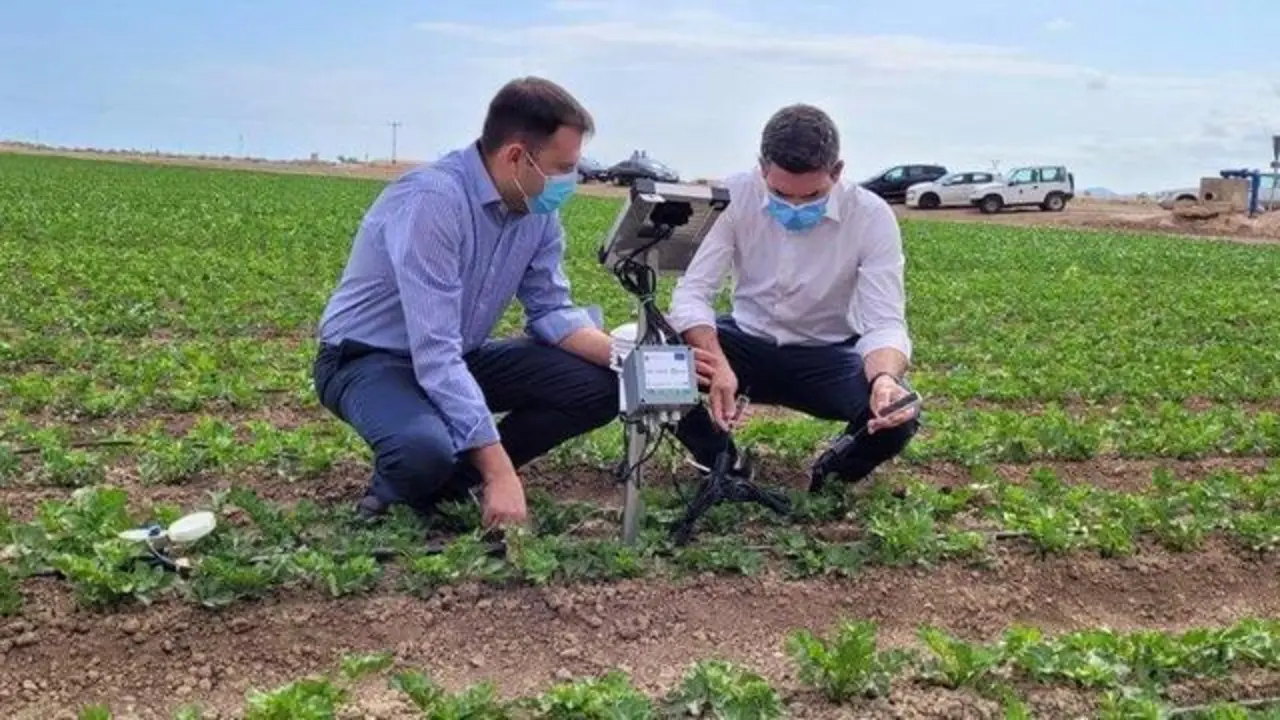  El consejero Antonio Luengo y el director general del Agua, Jos&eacute; Sandoval, comprobando las sondas ya instaladas. Europa Press 