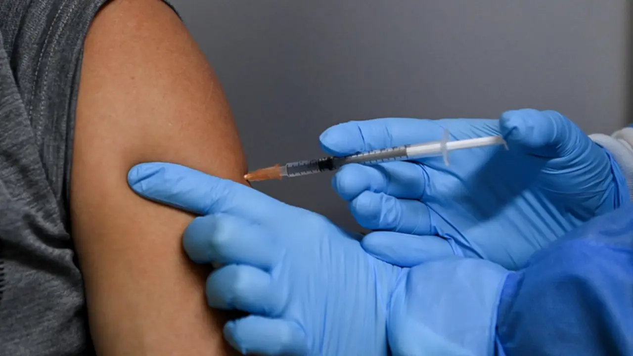  A patient receives the Pfizer COVID-19 vaccination by a nurse at the Belmore Medical GP in the suburb of Belmore, Sydney, Saturday, August 28, 2021. Dr Jamal Rifi from Belmore Medical GP will be providing second doses to people who paid for their Pfizer v - AAPIMAGE / DPA 