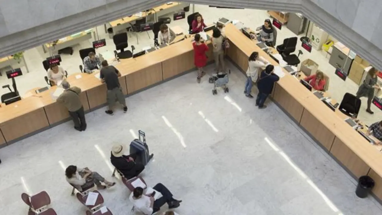  Funcionarios atienden al p&uacute;blico en una administraci&oacute;n local.

Fuente: Leo noticias. 