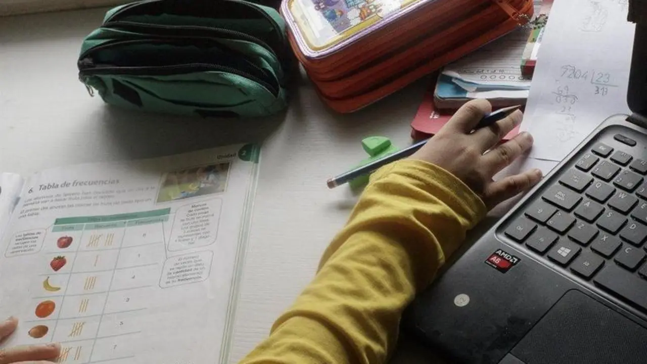  Un ni&ntilde;o estudia y hace los deberes en casa 