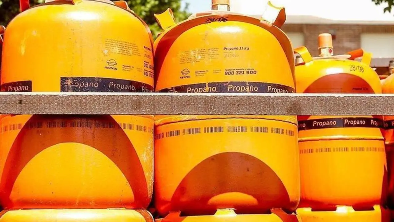  Detalles de bombonas de butano cargadas en un cami&oacute;n. 