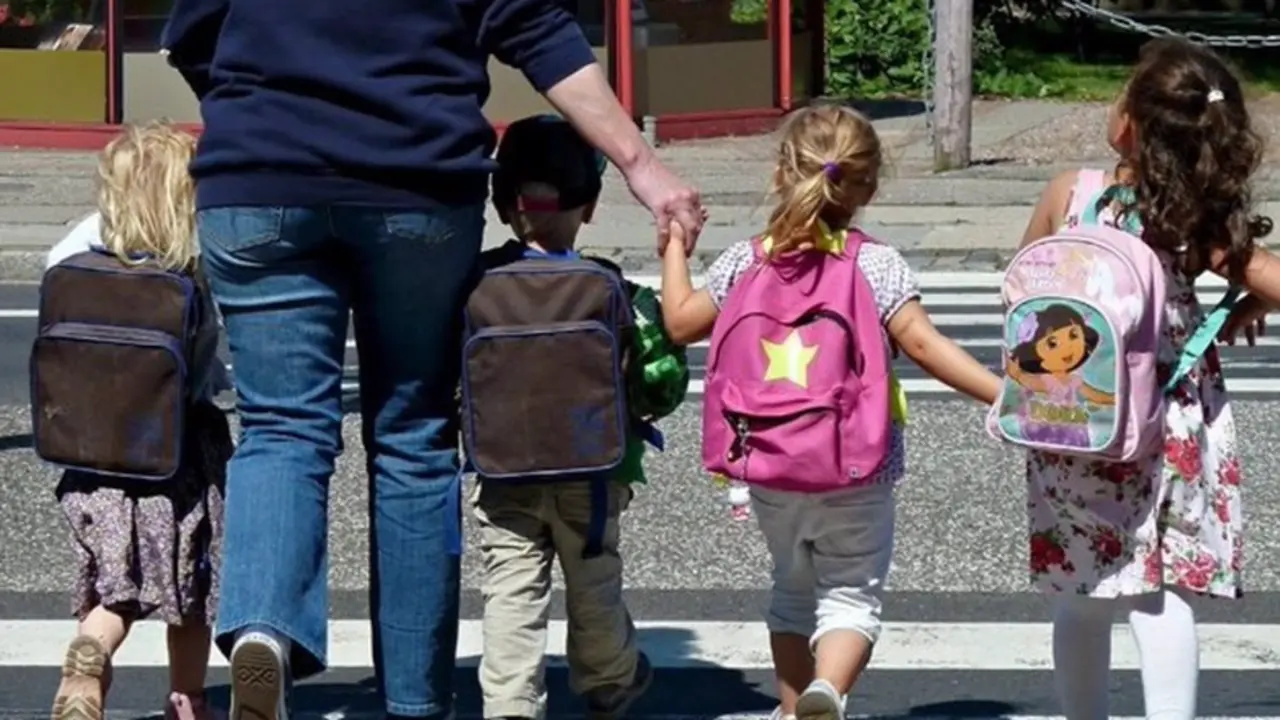  Archivo - Imagen de archivo de un grupo de ni&ntilde;os yendo al colegio (educaci&oacute;n, menores, colegio, inicio del curso) - GOBIERNO DE CANARIAS - Archivo 