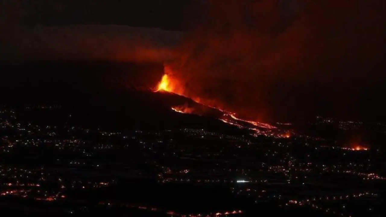 Una boca eruptiva expulsa lava y piroclastos en la zona de Cabeza de Vaca. Europa Press 