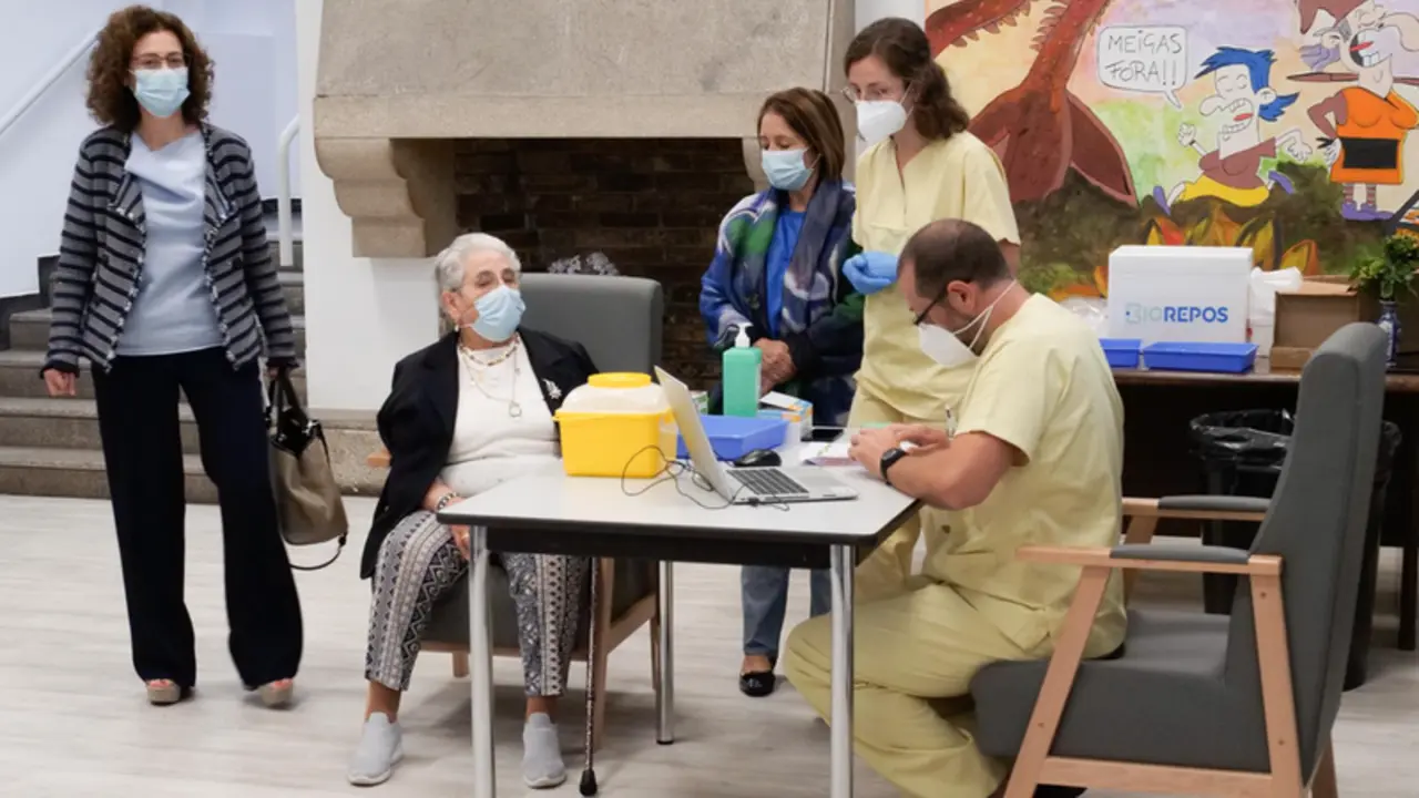  Nieves Cabo minutos antes de recibir la tercera dosis de Pfizer, o dosis 'extra', en la residencia Santiago Puerta del Camino, a 21 de septiembre de 2021, en Santiago de Compostela, A Coru&ntilde;a, Galicia (Espa&ntilde;a). - C&eacute;sar Arxina - Europa Press 