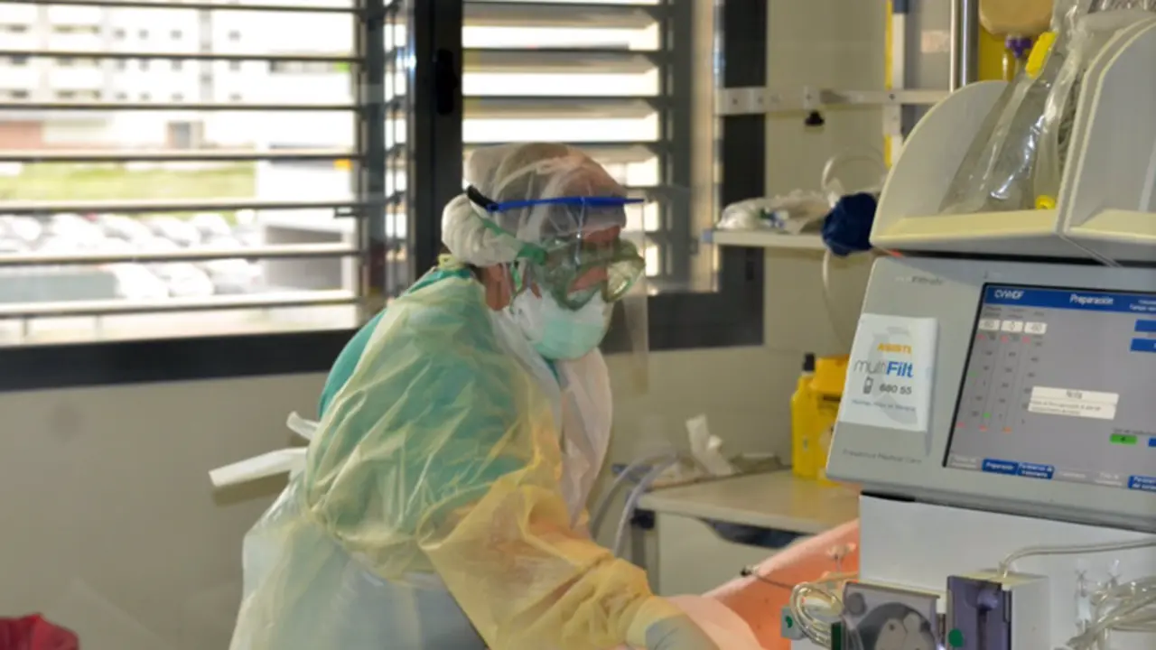  Archivo - Atenci&oacute;n a un paciente covid en la UCI. - JUNTA DE ANDALUC&Iacute;A - Archivo 