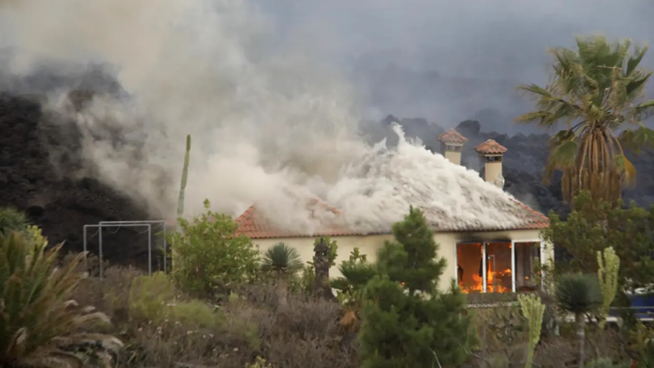  Una casa es destruida por la lava del volc&aacute;n de la zona de Los Llanos, a 20 de septiembre de 2021, en El Paso, La Palma, Santa Cruz de Tenerife, Islas Canarias, (Espa&ntilde;a). La erupci&oacute;n volc&aacute;nica iniciada ayer a las 16 horas en la zona de Cabeza de Vaca (La - Kike Rinc&oacute;n - Europa Press 