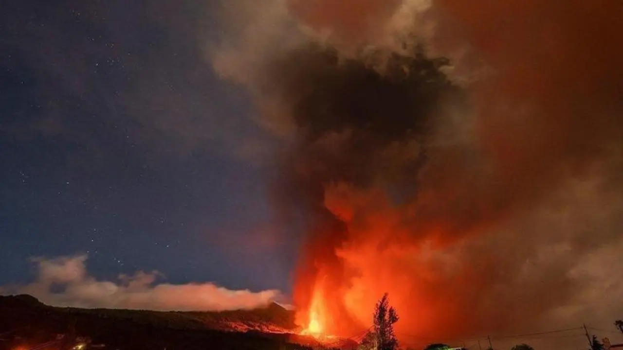  Volc&aacute;n en erupci&oacute;n en La Palma. Twitter 
