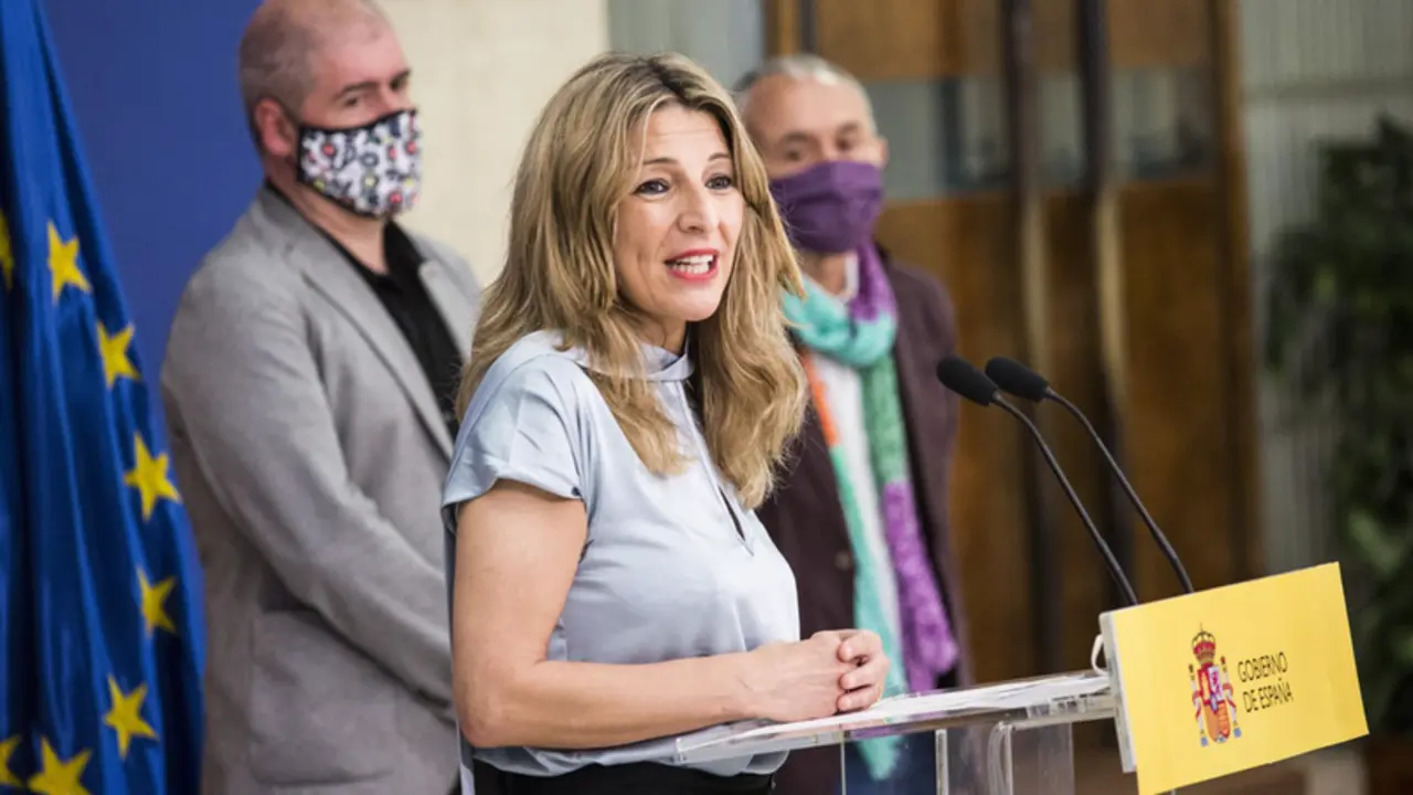  Archivo - La vicepresidenta segunda del Gobierno y ministra de Trabajo y Econom&iacute;a Social, Yolanda D&iacute;az, con los secretarios generales de CCOO y UGT, Unai Sordo y Pepe &Aacute;lvarez, en una imagen de archivo - Alejandro Mart&iacute;nez V&eacute;lez - Europa Press - Archivo 