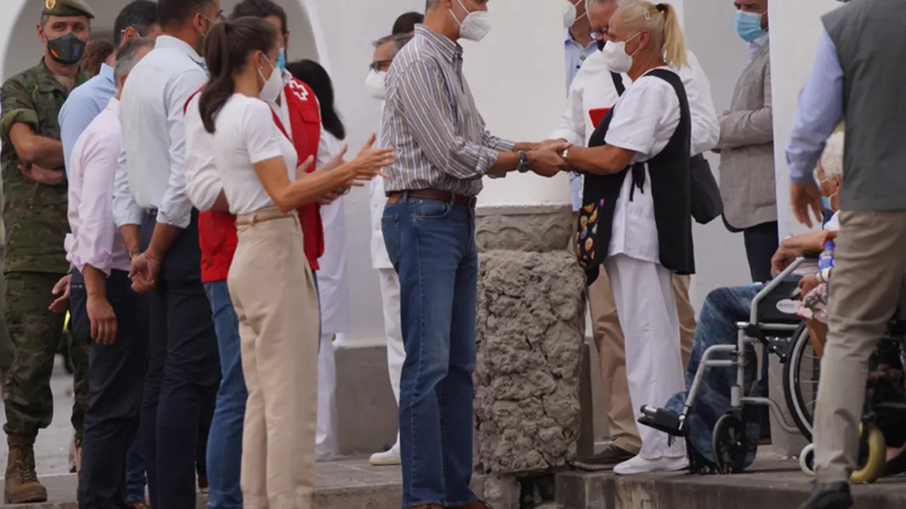  El rey Felipe VI y la reina Letizia hablan con evacuados por la erupci&oacute;n del volc&aacute;n de Cumbre Vieja, que se encuentran alojados en el acuartelamiento El Fuerte (Bre&ntilde;a Baja) - Estefan&iacute;a Briganty - Europa Press 