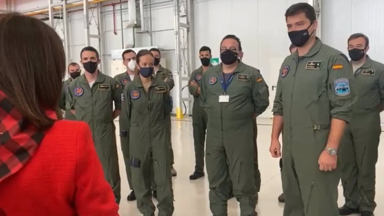  Momento de la visita en Zaragoza de la ministra de Defensa, Margarita Robles, a los pilotos que participaron en la evacuaci&oacute;n de afganos desde Kabul - MINISTERIO DE DEFENSA 