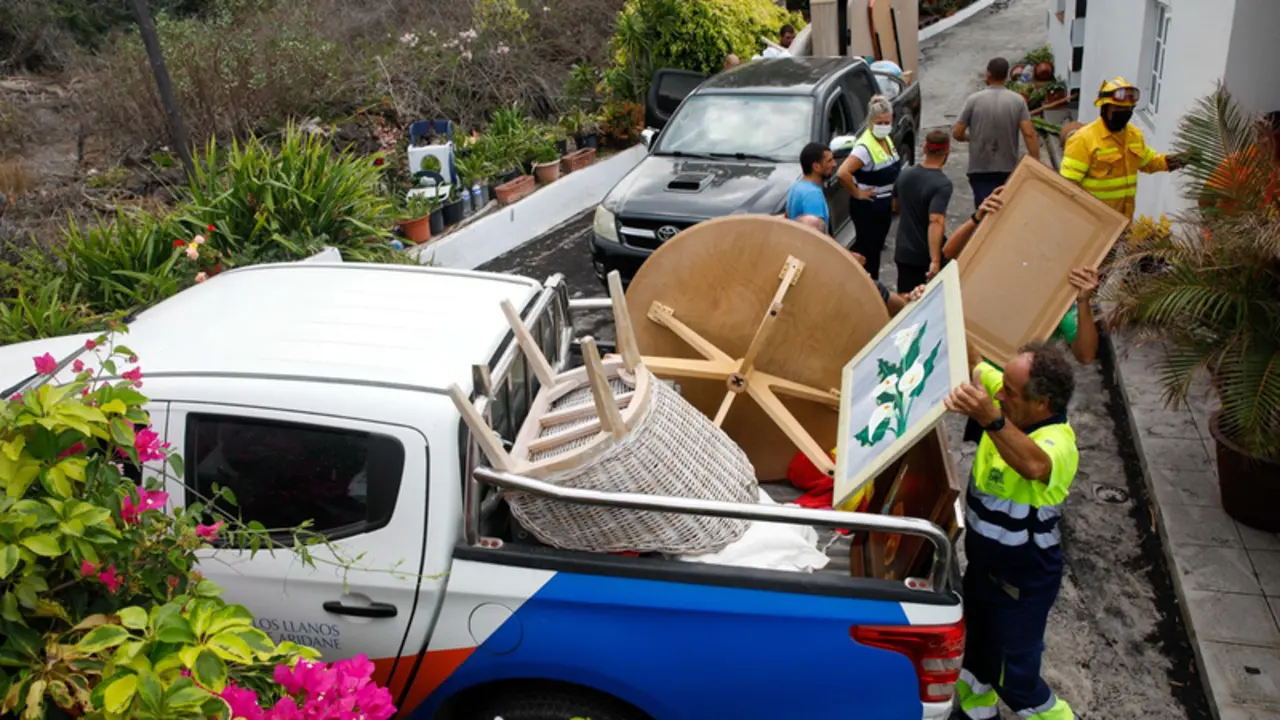  Varias personas de mantenimiento del Ayuntamiento y bomberos colaboran en recoger las pertenencias de los vecinos del n&uacute;cleo urbano de Todoque durante el desalojo de sus viviendas ante la aproximaci&oacute;n de la lava del volc&aacute;n - Kike Rinc&oacute;n - Europa Press 