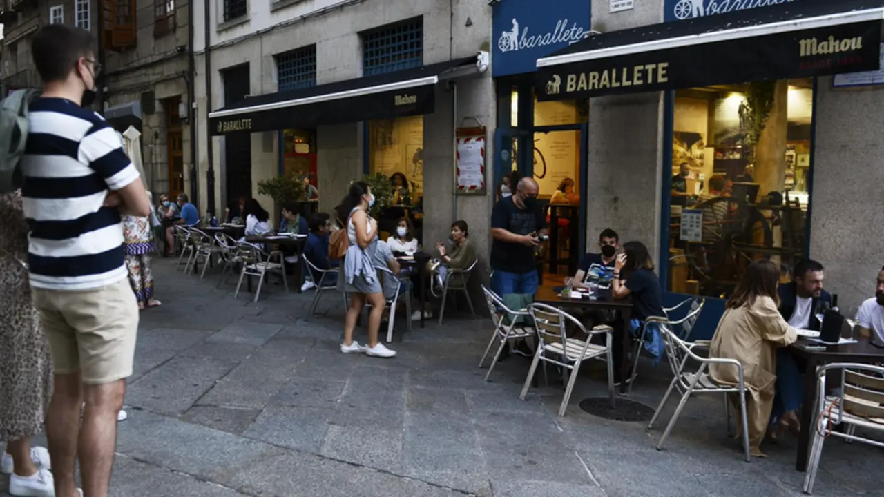  Archivo - Bares y restaurantes en el casco hist&oacute;rico de Orense durante el primer d&iacute;a de restricciones en la hosteler&iacute;a de los municipios que se encuentren en niveles m&aacute;ximos y altos de restricciones por coronavirus. - Rosa Veiga - Europa Press - Archivo 