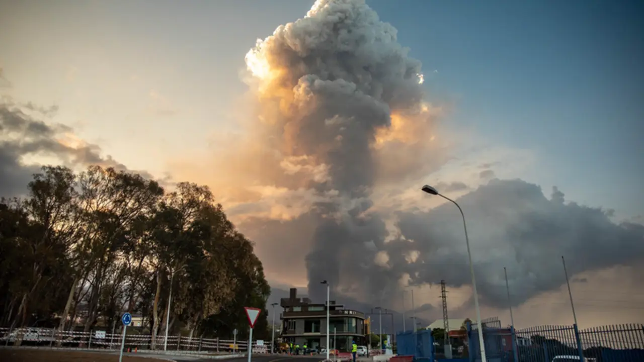  El volc&aacute;n de &lsquo;Cumbre Vieja&rsquo; emite una gran columna de ceniza - Kike Rinc&oacute;n - Europa Press 