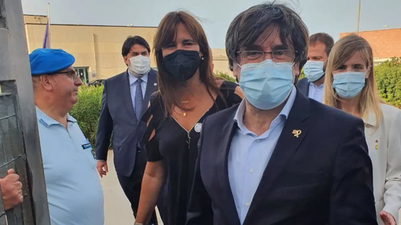  El expresidente de la Generalitat Carles Puigdemont sale de la prisi&oacute;n de Bacali, en S&agrave;sser (Italia) - JUNTS 