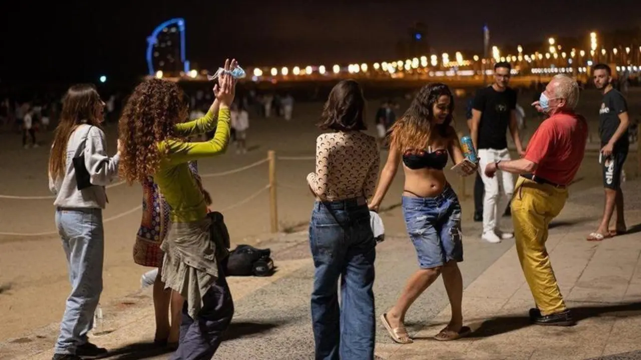  Archivo - Un grupo de chicas y un se&ntilde;or bailan a pi&eacute; de playa, a 27 de junio de 2021, en Barcelona, Catalunya (Espa&ntilde;a). Este jueves 24 de junio, en un Consejo de Ministros extraordinario, el Gobierno de Espa&ntilde;a aprob&oacute; que las mascarillas dejasen de ser obl - Pau Venteo - Europa Press - Archivo 