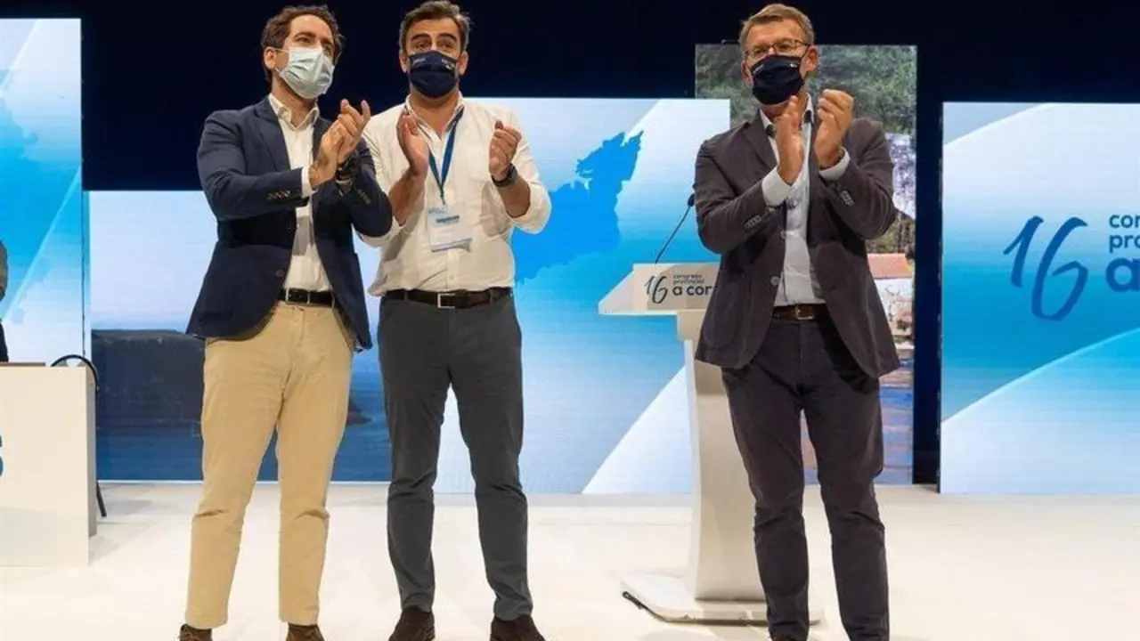  El secretario general de PP, Garc&iacute;a Egea, junto al nuevo presidente de los populares en A Coru&ntilde;a, Diego Calvo y el titular de la Xunta de Galicia, Alberto N&uacute;&ntilde;ez Feij&oacute;o - ANGELG 