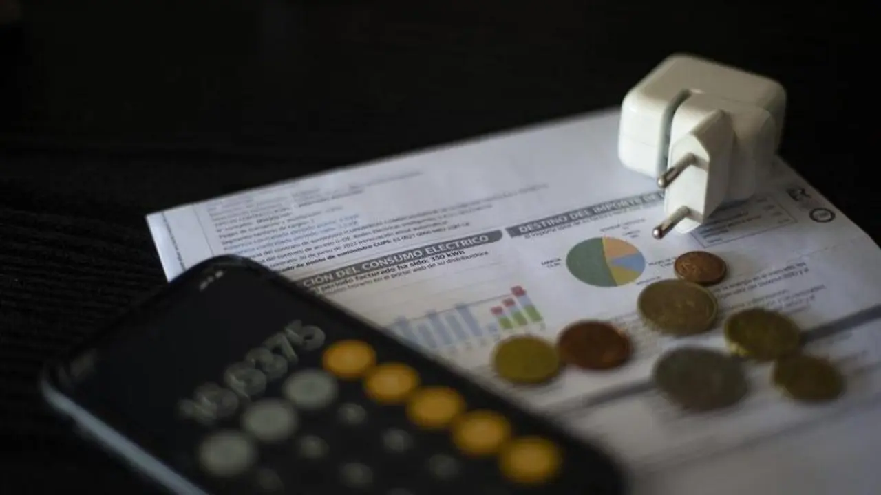  Una factura del consumo de luz - Europa Press 