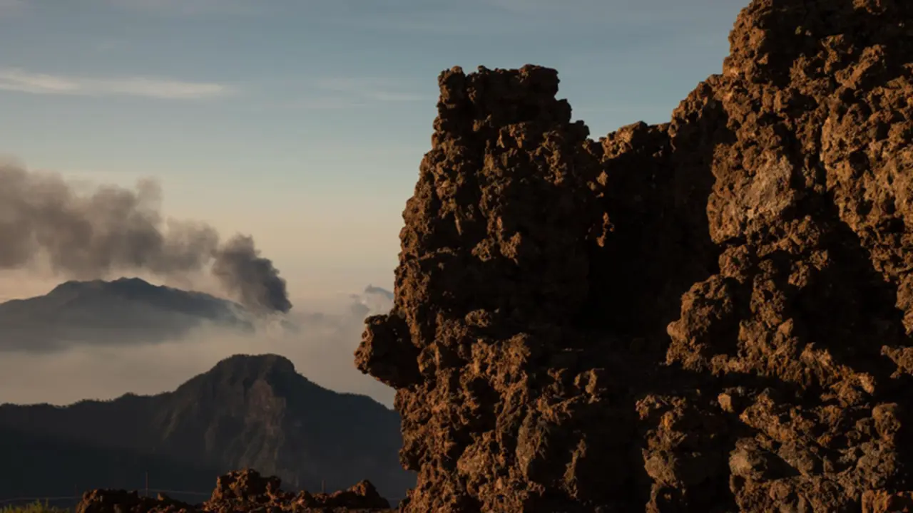  La columna de humo que deja el volc&aacute;n de Cumbre Vieja, vista desde el Roque de los Muchachos, a 25 de septiembre de 2021, en La Palma - Kike Rinc&oacute;n - Europa Press 