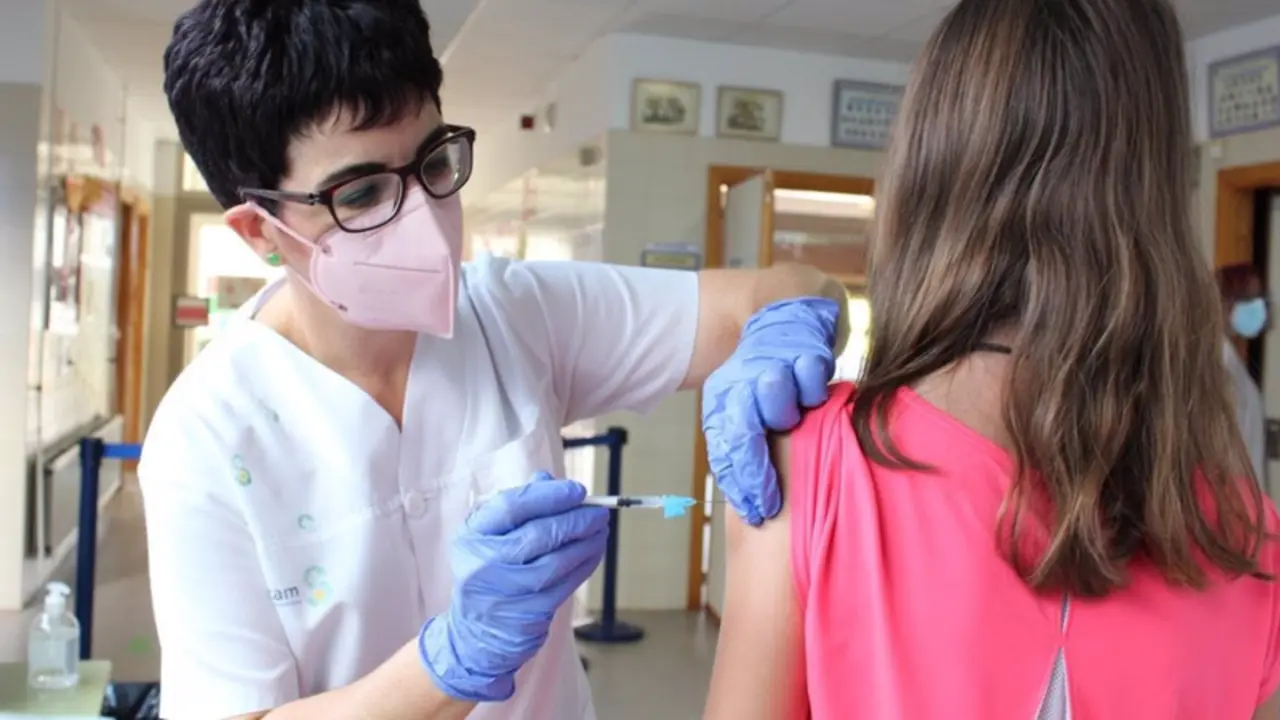  Enfermera, vacuna, covid, - JCCM 