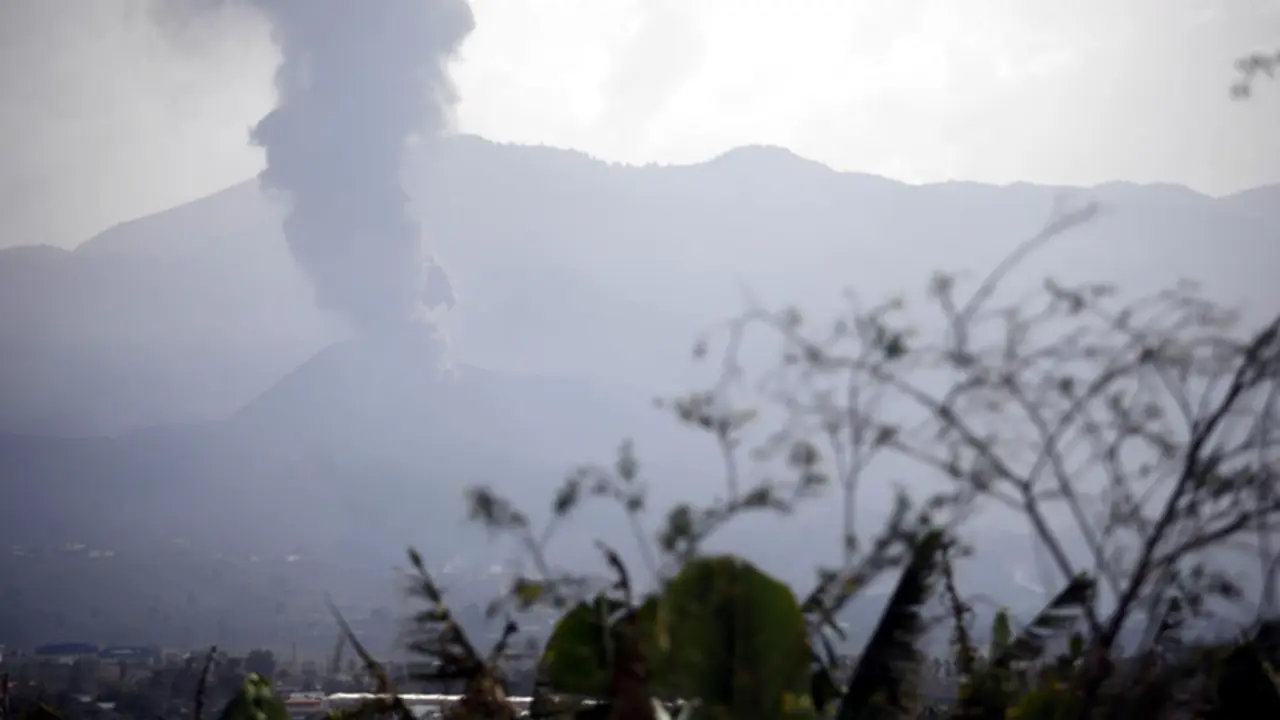 <p> El volc&aacute;n de Cumbre Vieja en La Palma emite fumarolas de humo, a 27 de septiembre en Las Manchas, La Palma - Kike Rinc&oacute;n - Europa Press </p>