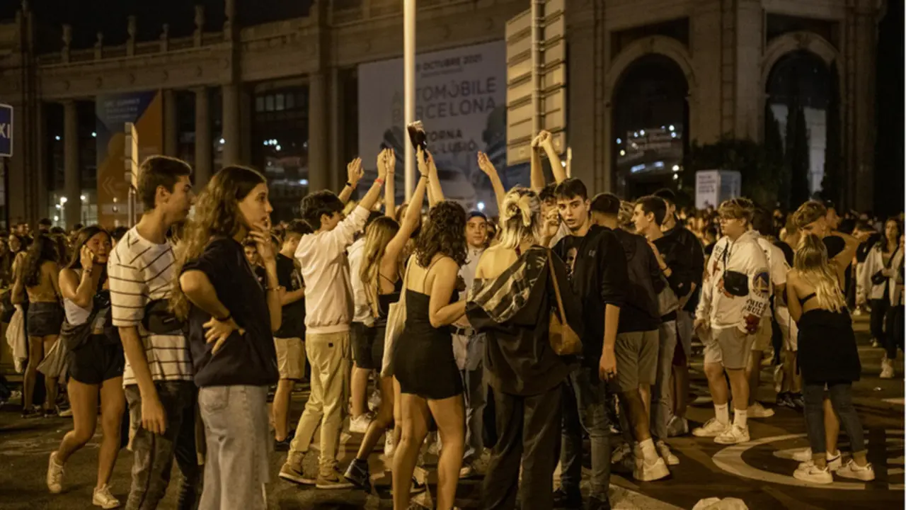 <p> Grupos de personas se concentran en la v&iacute;a p&uacute;blica durante el primer d&iacute;a de las fiestas de la Merc&egrave;, a 24 de septiembre de 2021, en Barcelona, Catalu&ntilde;a (Espa&ntilde;a). - Lorena Sop&ecirc;na - Europa Press </p>