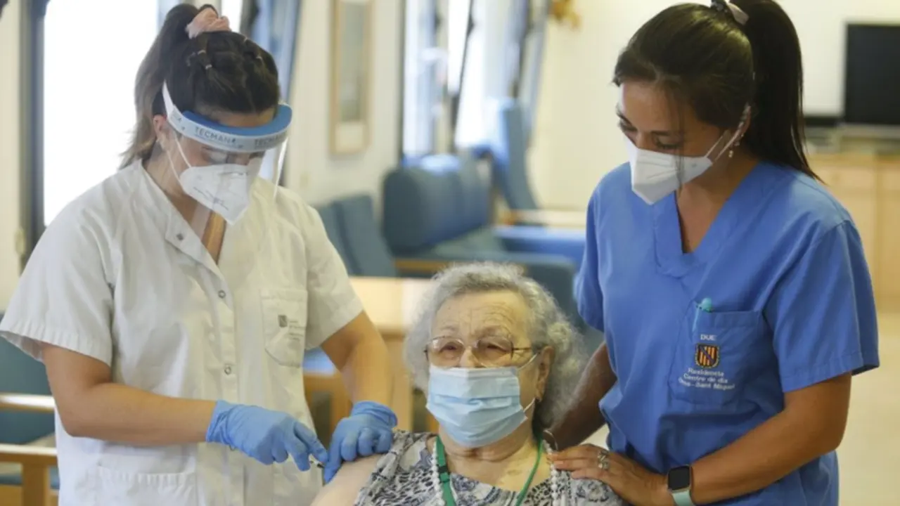 <p> Una usuaria de la residencia Oms-Sant Miquel, en Palma, recibe la tercera dosis de la vacuna contra la COVID-19. - CONSELL DE MALLORCA </p>
