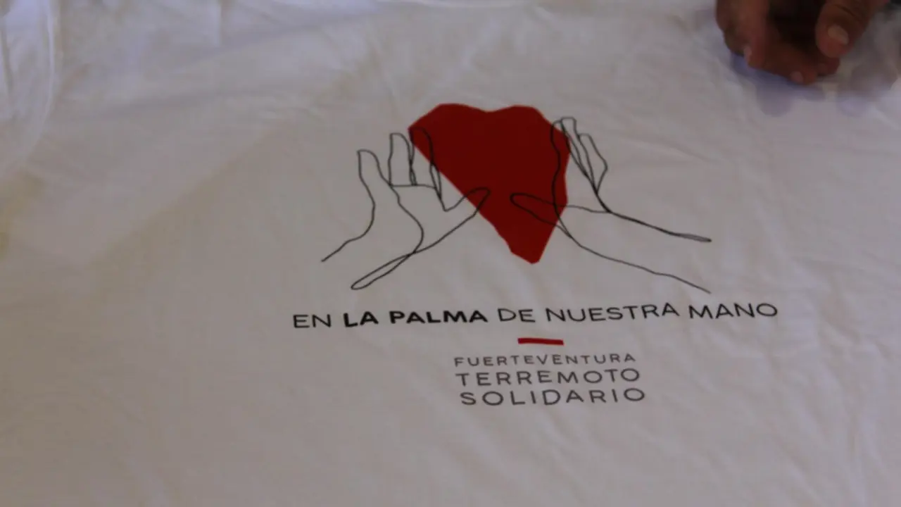 <p> Camiseta solidaria que se vender&aacute; en Fuerteventura para recaudar fondos para La Palma - CABILDO DE FUERTEVENTURA </p>