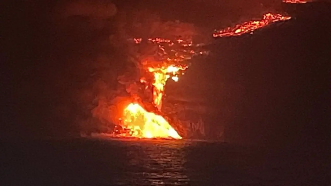 <p> La colada de lava en el momento en que alcanza el mar en la isla de La Palma, en una imagen tomada desde el buque oceanogr&aacute;fico Ram&oacute;n Margalef - INSTITUTO ESPA&Ntilde;OL DE OCEANOGRAF&Iacute;A </p>