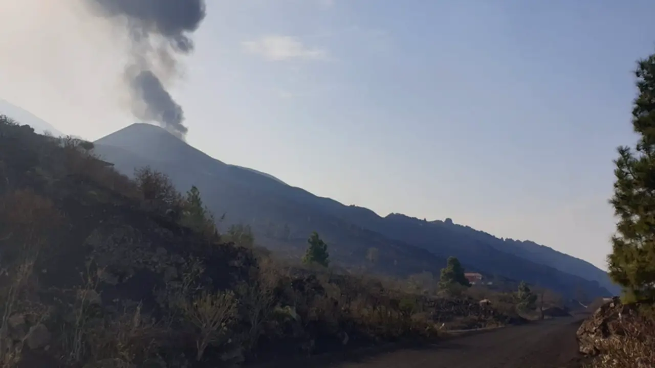 <p> El cono principal del volc&aacute;n de Cumbre Vieja vuelve a emitir lava - INVOLCAN </p>